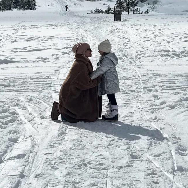 Iva Jerković objavila preslatku fotku s kćeri, zajedno kitile božićno drvce