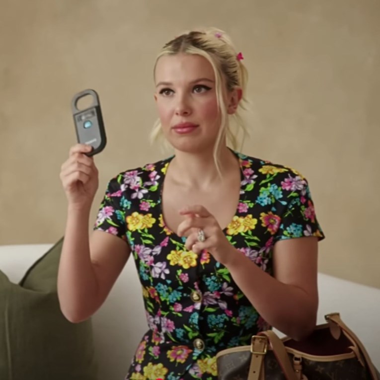 Millie Bobby Brown u torbici uvijek nosi - skener mikročipova. Razlog je dirljiv