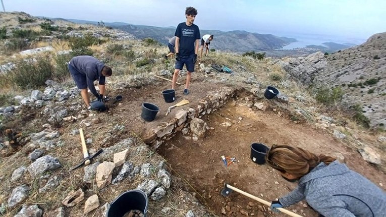 Na brdu iznad Grebaštice pronađeni ostaci bedema, grobovi, kameni ulomci...