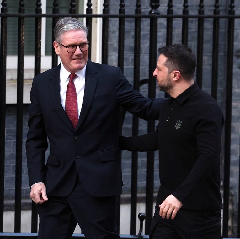 Starmer primio Zelenskog nakon povijesne svađe, zagrlio ga. Ljudi na ulici pljeskali