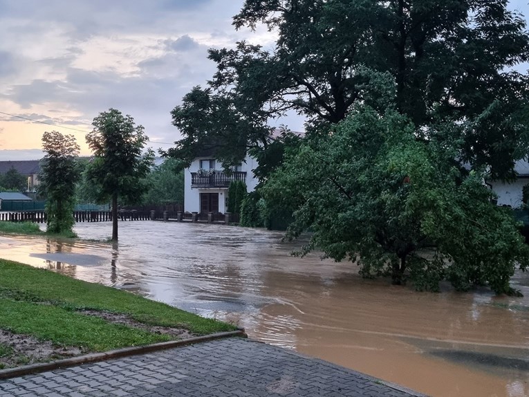 FOTO Poplave na istoku Češke nakon obilnih kiša. Potoci se pretvorili u rijeke