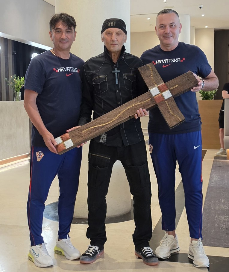 Dalić pozirao s ogromnim križem prije leta u SAD