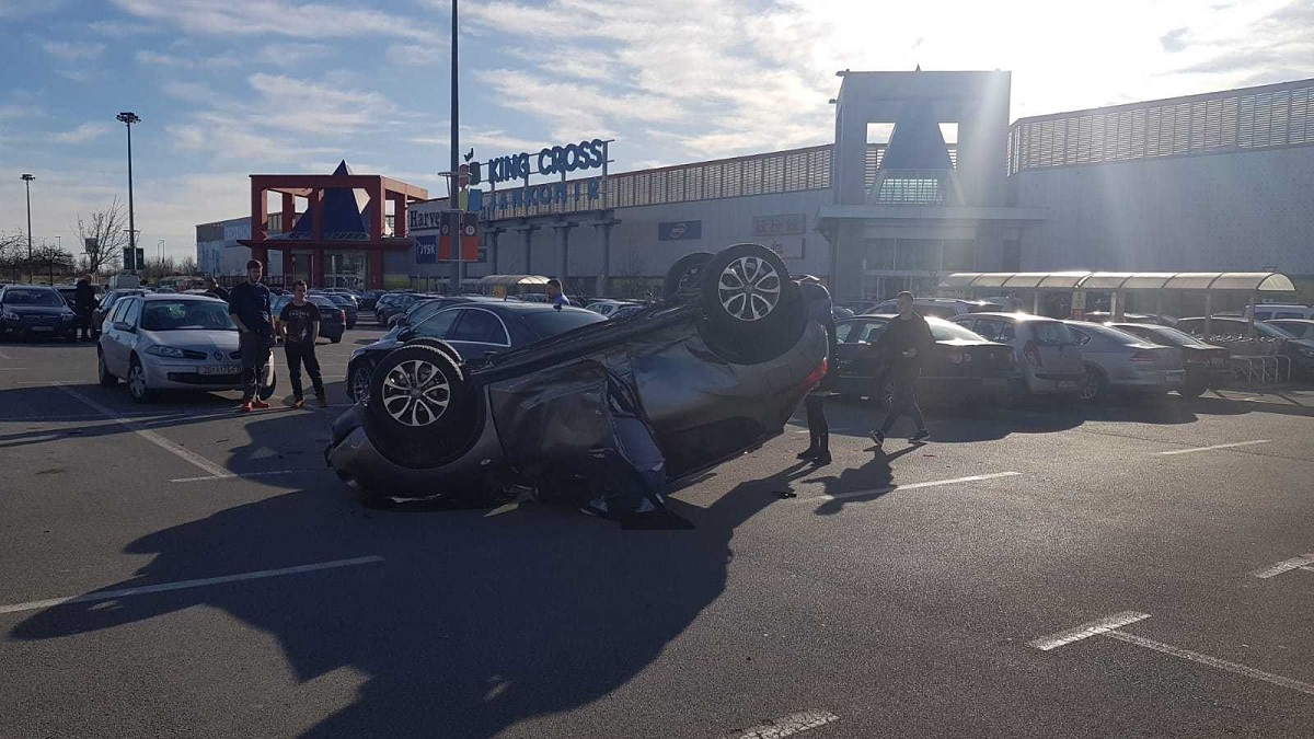 FOTO Kako je ovo uspio? Auto završio na krovu na parkingu u Zagrebu, skršen je
