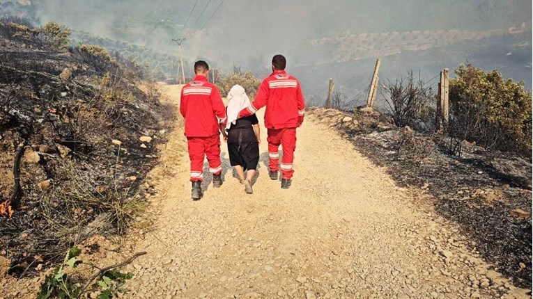U požaru u Albaniji ozlijeđene tri osobe, a evakuirano 2000