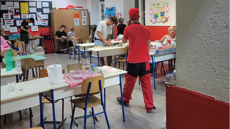 Crveni križ pripremio školsku dvoranu u Vodicama za evakuirane ljude