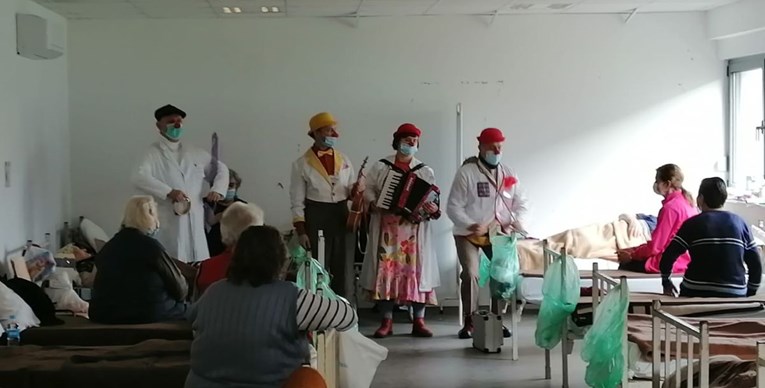 Klaunovidoktori razveselili djecu i starije u Petrinji: Dva sata pjesma nije stala
