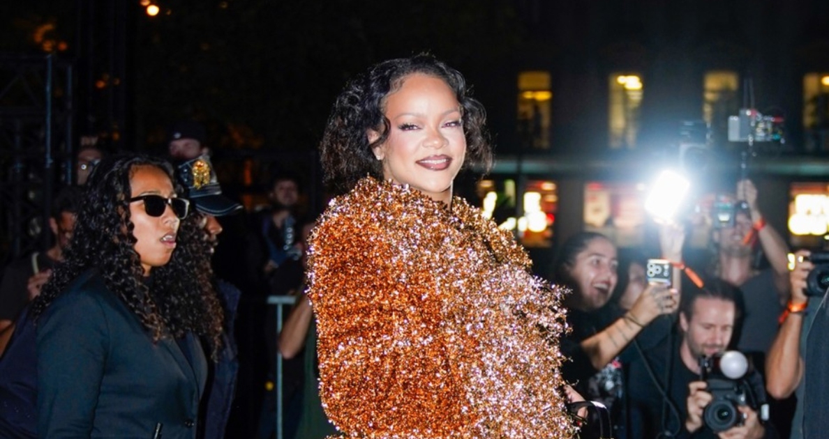 Rihanna outfitom pokrenula nagađanja o trudnoći nakon pojavljivanja u Parizu