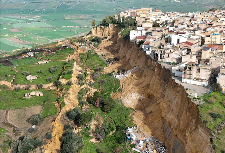 FOTO I VIDEO Klizište guta grad na Siciliji