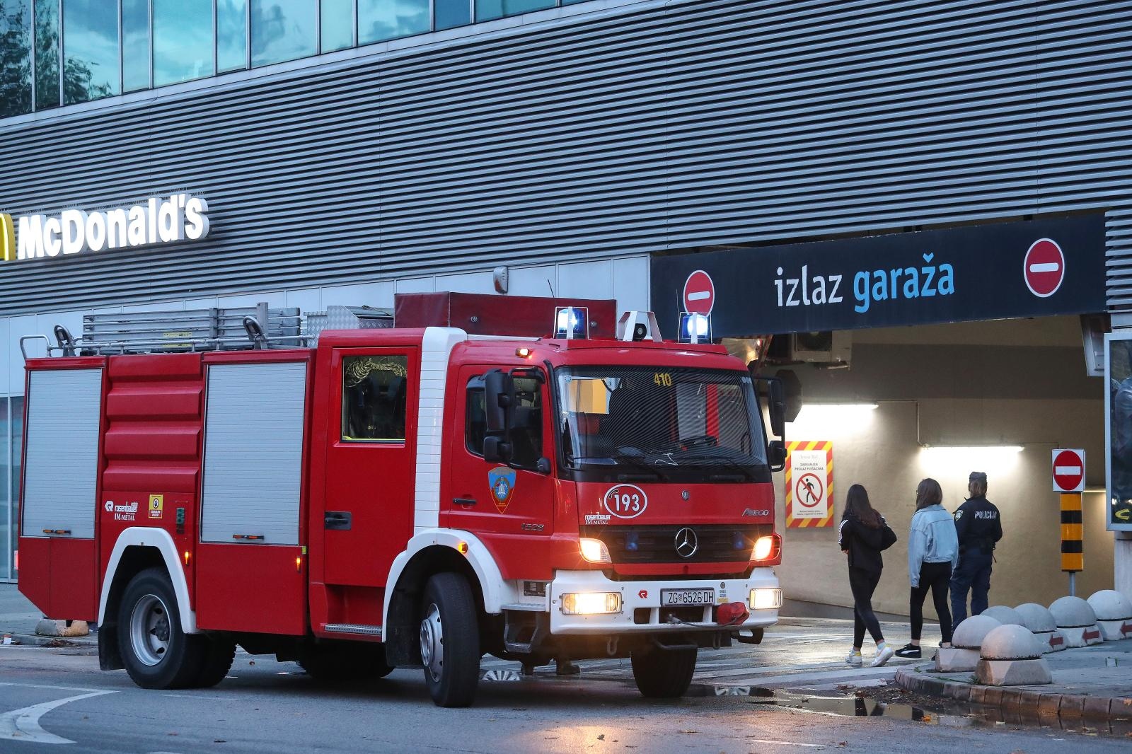 U zagrebačkom Avenue Mallu gorio automobil