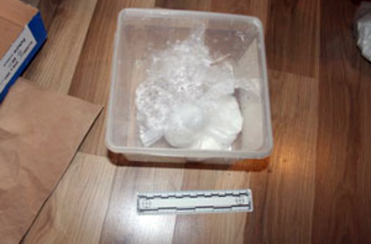 Žena na Lošinju bježala policiji i bacala speed kroz prozor. Objavljena fotografija