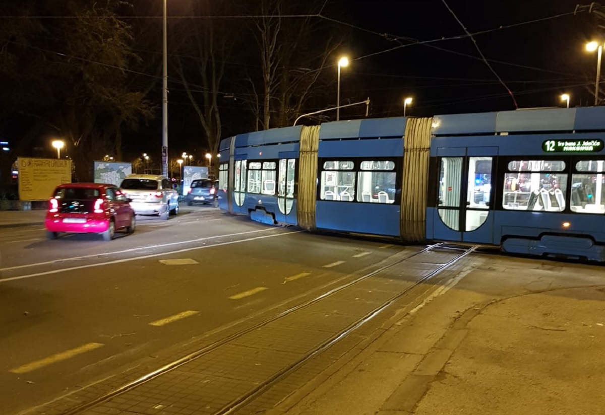 Tramvaj u zagrebačkom Maksimiru iskočio iz tračnica