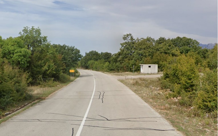 Minibus s učenicima sletio s ceste kod Obrovca, troje ozlijeđenih