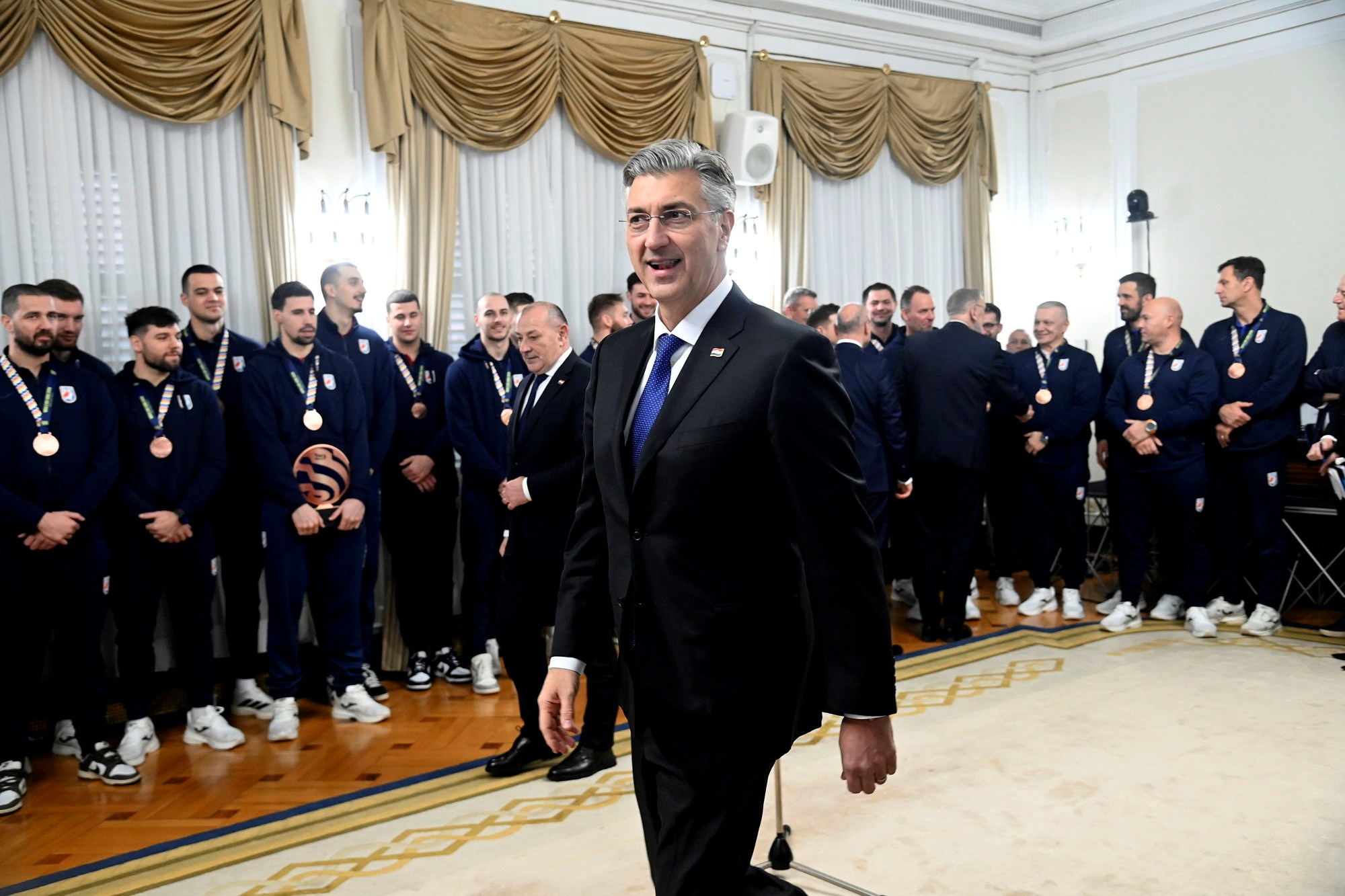 Rukometaši došli kod Plenkovića. Policija ušla u Možemo, Tomašević primio prijetnje