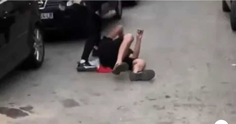 Čeh brutalno pretučen u Prištini zbog skandiranja "Kosovo je Srbija"