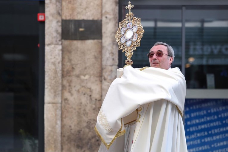 Zagrebački svećenik kojem je uništena crkva blagoslivljao vjernike na cesti
