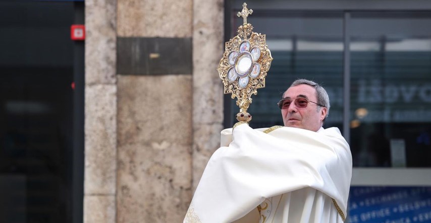Zagrebački svećenik kojem je uništena crkva blagoslivljao vjernike na cesti