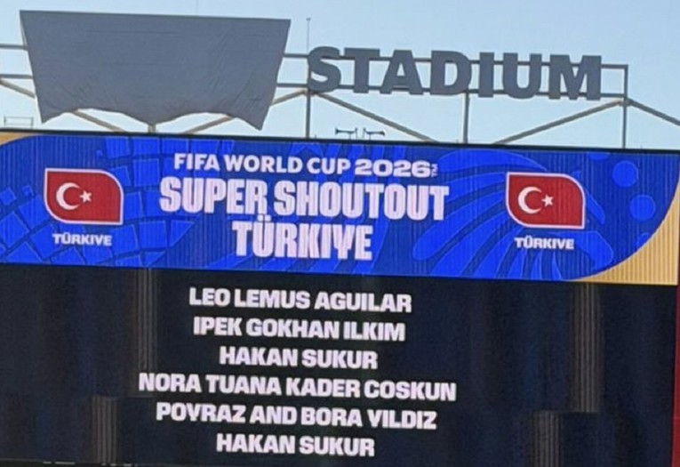Hakan Sukur na semaforu na utakmici Turske. Legendu je vladar protjerao iz zemlje
