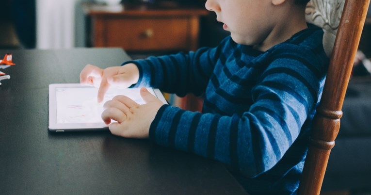 Švedski pedijatri: Djeca do druge godine ne bi trebala ni sekunde biti ispred ekrana