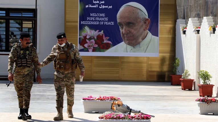 Papa u petak ide u povijesni posjet Iraku, na ulicama već postavljeni transparenti