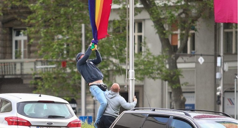 VIDEO Pokušali strgnuti gej zastavu u Zagrebu, pobjegli kad su vidjeli kamere