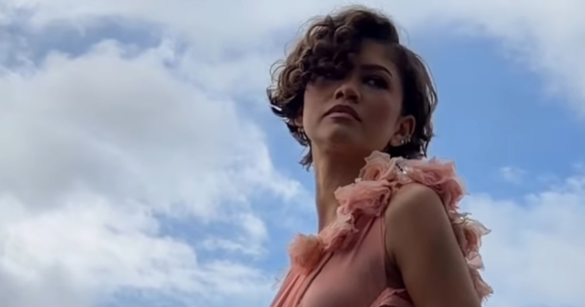 Zendaya zablistala u nježno ružičastoj haljini u Parizu. Izgledala je wow 🤩