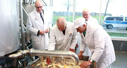 FOTO Kralj Charles pravio sir na farmi u Njemačkoj