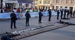 Molitelji na trgu u Zagrebu, prosvjednici ležali na tlu i bubnjali. Ima privedenih