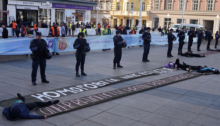 Molitelji na trgu u Zagrebu, prosvjednici ležali na tlu i bubnjali. Ima privedenih