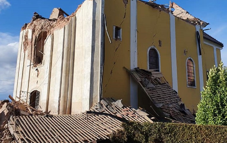 FOTO Potpuno uništena crkva kod Siska, dvoje ljudi zarobljeni unutra