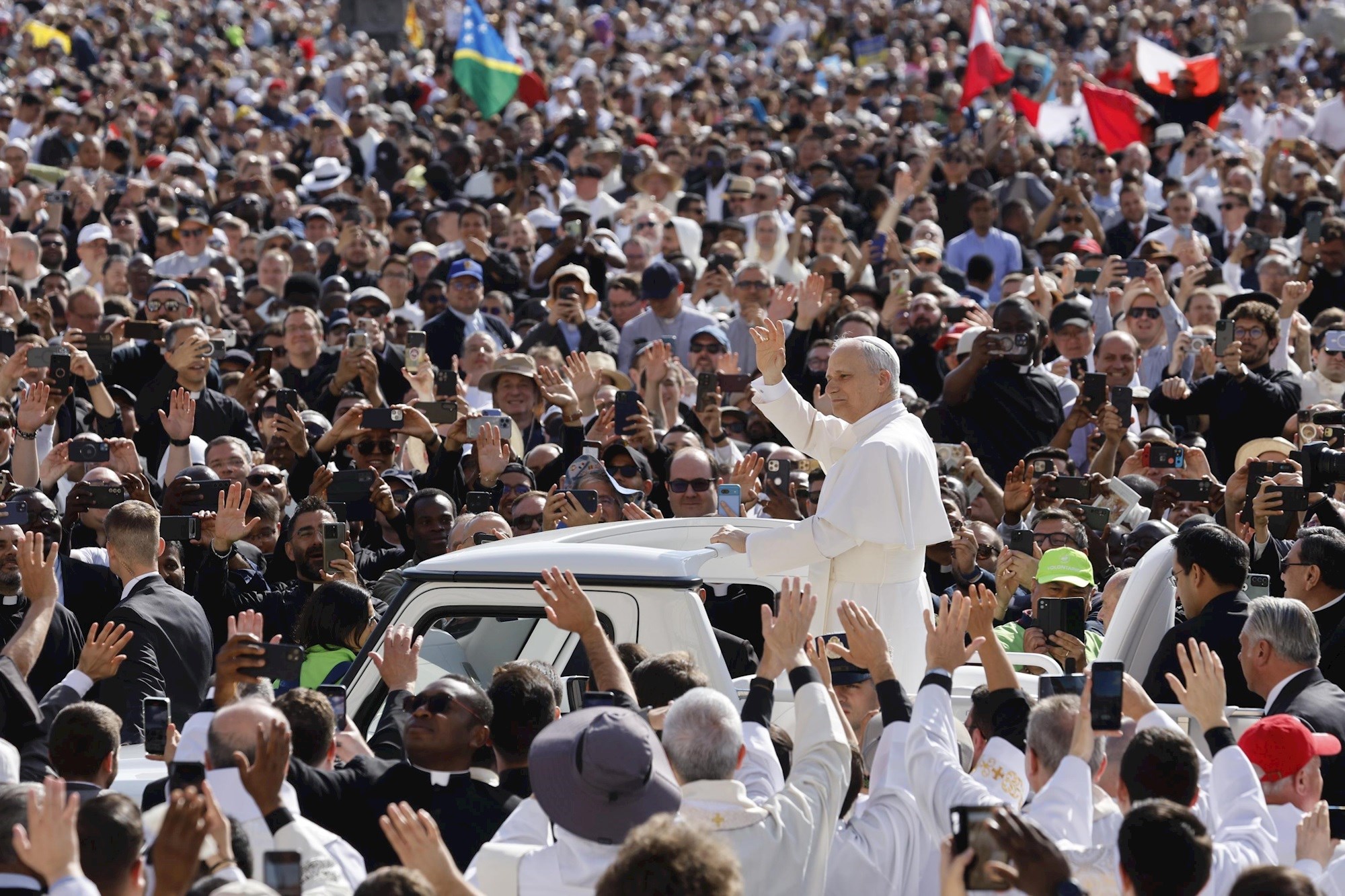 FOTO Papa papamobilom stigao na svoju inauguraciju. Ljudi viču: "Živio papa!"