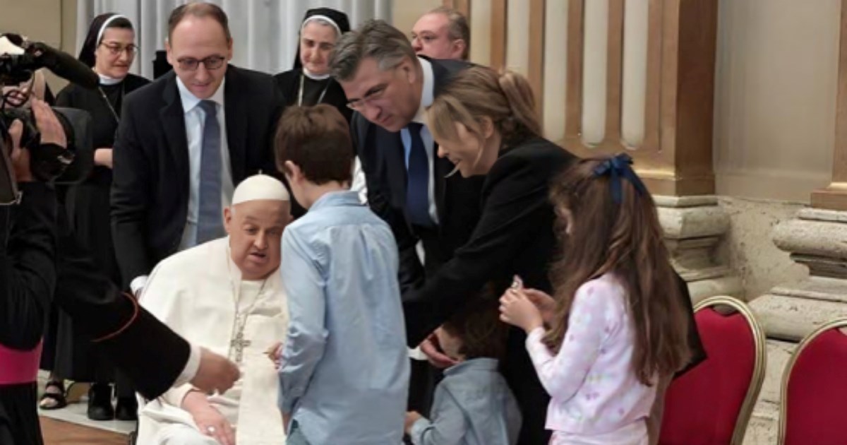 Andrej Plenković objavio fotku susreta svoje obitelji s papom Franjom u Vatikanu