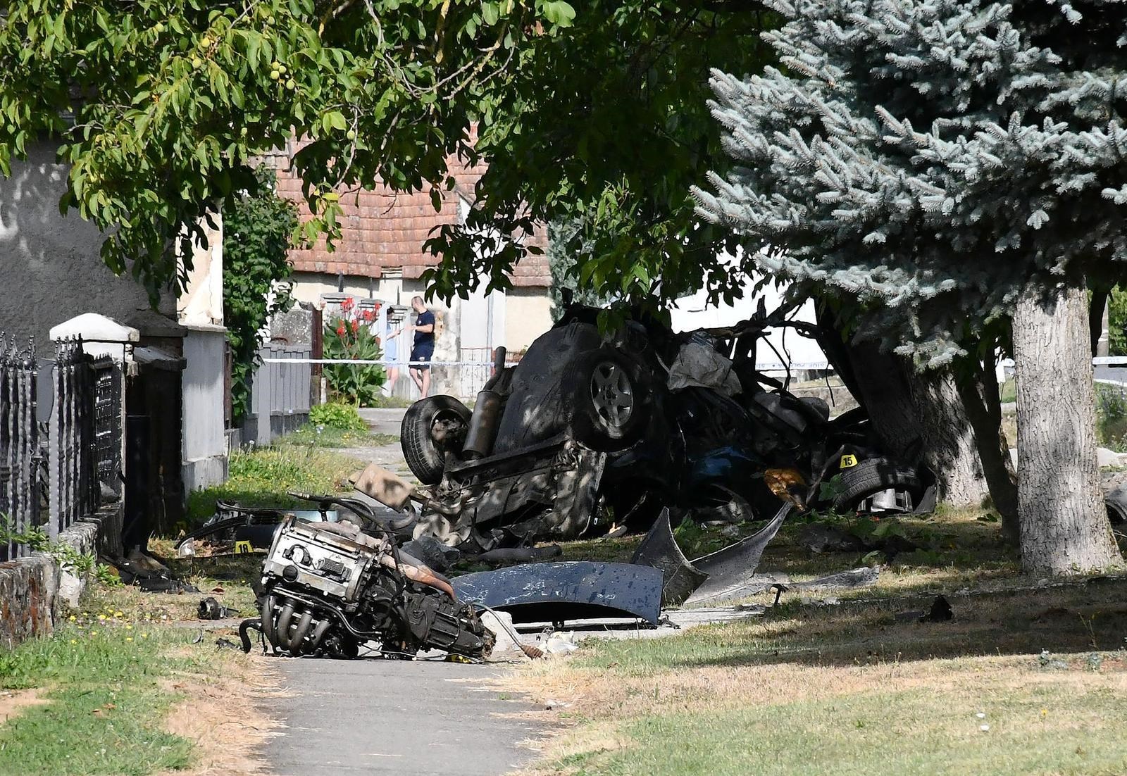 U smrskanom autu poginula dvojica mladića. Jedan imao 17, drugi 23 godine