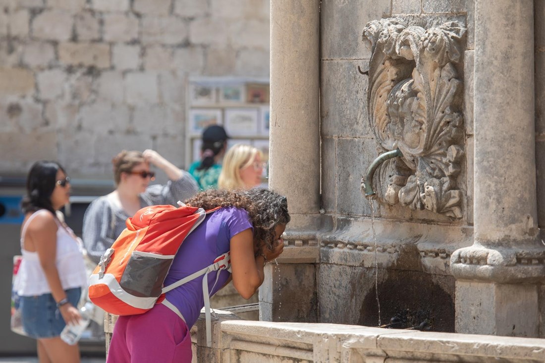 FOTO Turisti u Dubrovniku pronašli su način kako se rashladiti 