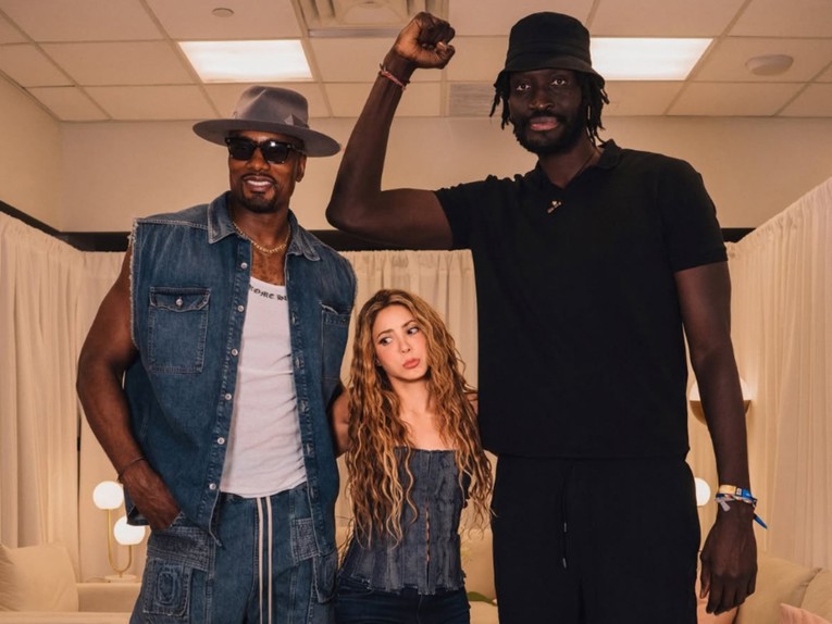 Viralna fotografija. Shakira (157 cm) između Ibake (210 cm) i N'Diayea (229 cm)