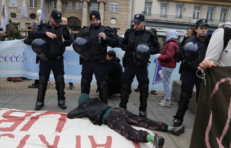 FOTO Prosvjed protiv molitelja. Žene legle policiji pod noge i pjevale Zeko i potočić