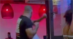 Pogledajte kako je MMA borac nokautirao pijanog tipa u baru