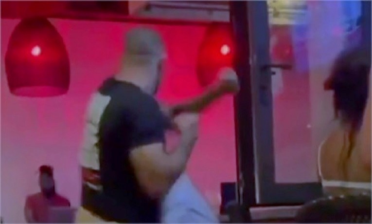 Pogledajte kako je MMA borac nokautirao pijanog tipa u baru
