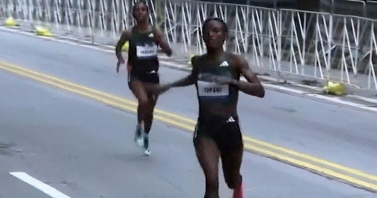 VIDEO Nezapamćena greška atletičarke. Imala je 150 metara do cilja i sve prosula