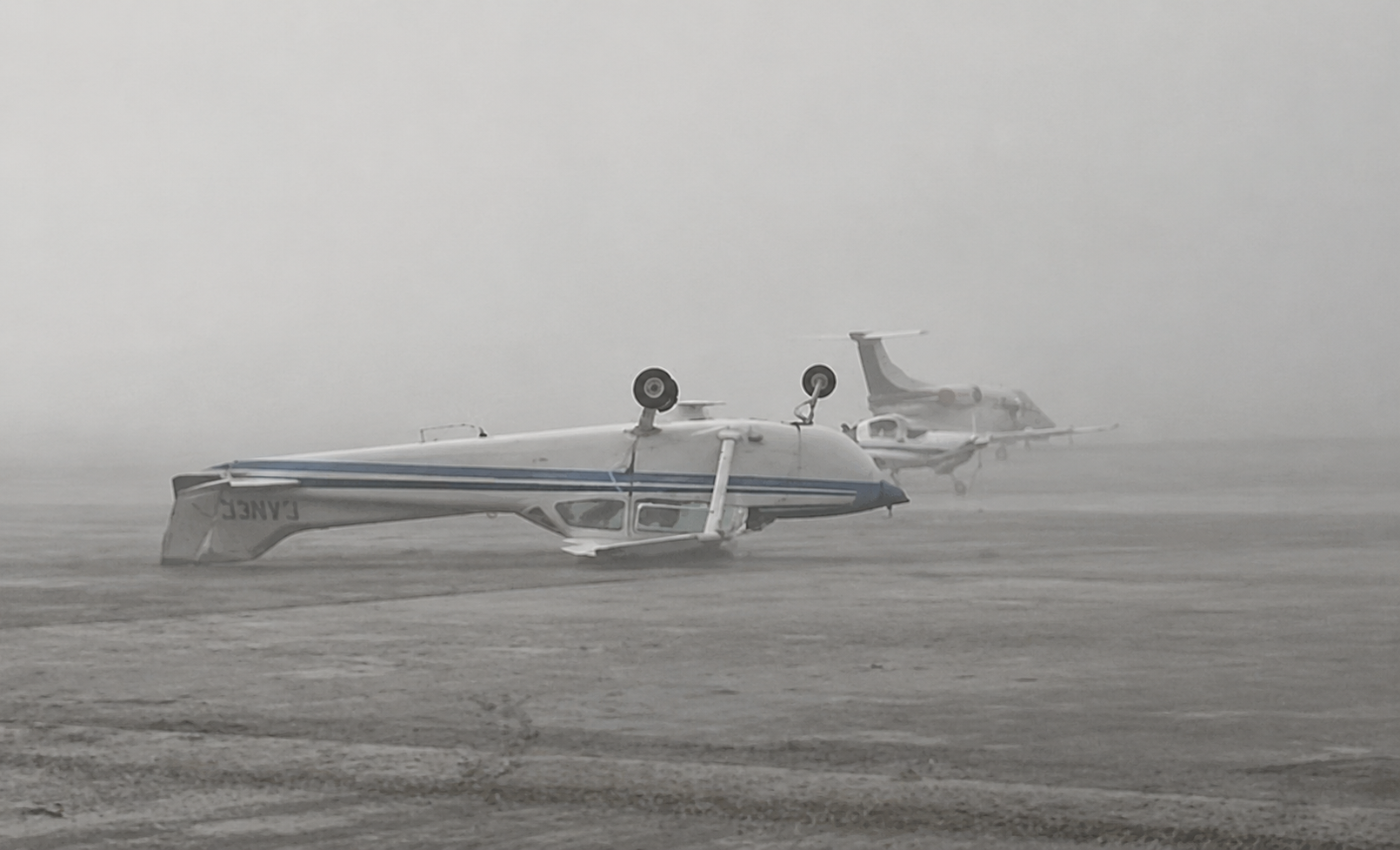 VIDEO Olujni vjetar bacao manje avione po aerodromu u Italiji, jedan završio na krovu