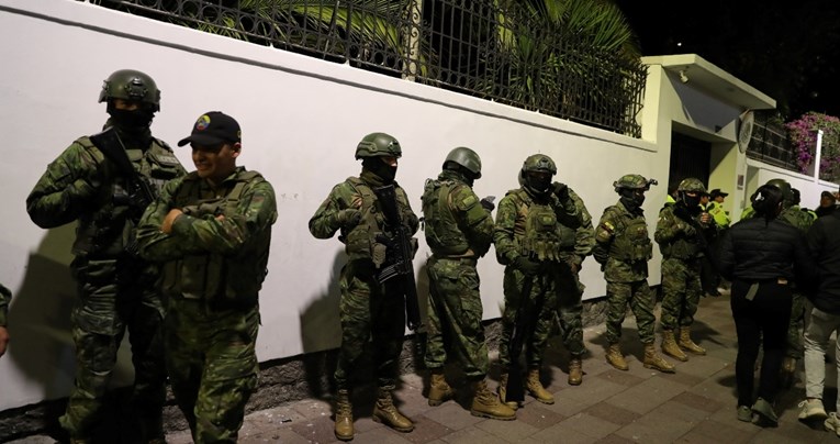 Ekvadorska policija upala u meksičko veleposlanstvo, uhitili bivšeg predsjednika