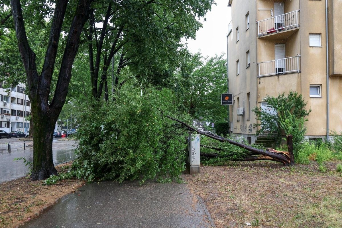 Zagreb pogodila snažna oluja, vatrogasci imali više od 85 intervencija