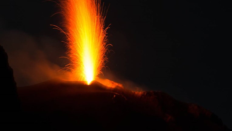 FOTO Vulkan na Filipinima počeo izbacivati lavu, uskoro dolazi do erupcije