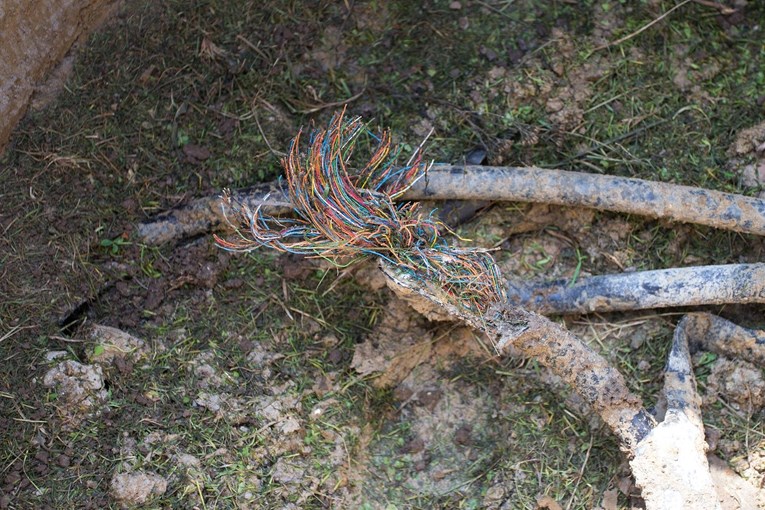 U Zagrebu kopao kanale i krao kablove iz zemlje te djeci otimao lančiće. Uhićen je