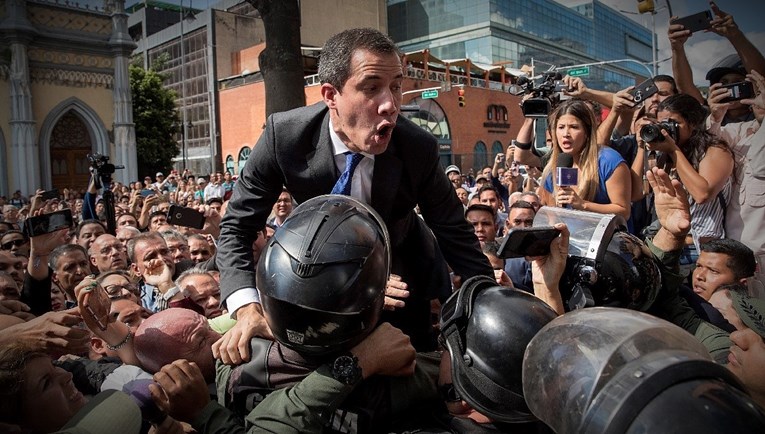 Guaidó uspio ući u zgradu venezuelskog parlamenta, vojska mu blokirala ulaz