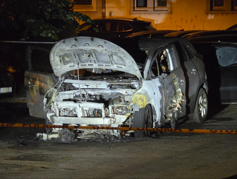 FOTO U Slavonskom Brodu izgorio auto zamjenice županijske državne odvjetnice