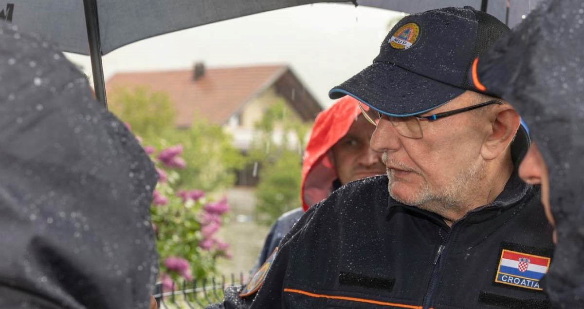 Božinović u poplavljenom Gračacu: Situacija je ozbiljna