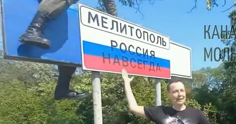 Rusi s ulaza u okupirani grad skidaju znakove, postavili natpis "Rusija zauvijek"
