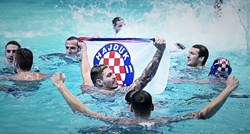 Hajdukova zastava u bazenu na slavlju vaterpolista. Donio ju je veliki torcidaš
