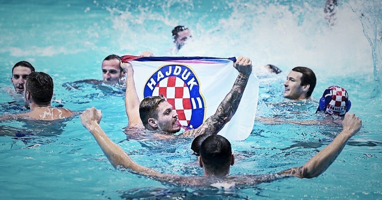 Hajdukova zastava u bazenu na slavlju vaterpolista. Donio ju je veliki torcidaš