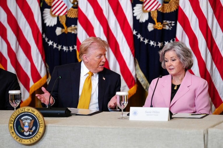 Šefici Trumpovog ureda dijagnosticiran rak dojke. Trump: Melania i ja smo uz nju